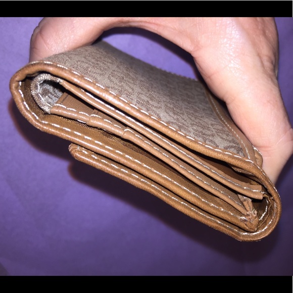 Fossil’s Signature Jacquard Folding Wallet - Picture 3 of 6